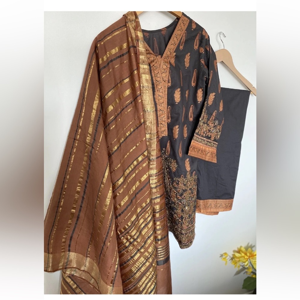3 piece embroidered Alkaram original 3 piece dress/medium-Pakistani Indian